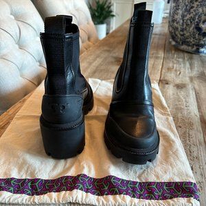 Tory Burch, Chelsea Lug-Sole Ankle Boot, 8.5 "Perfect Black"